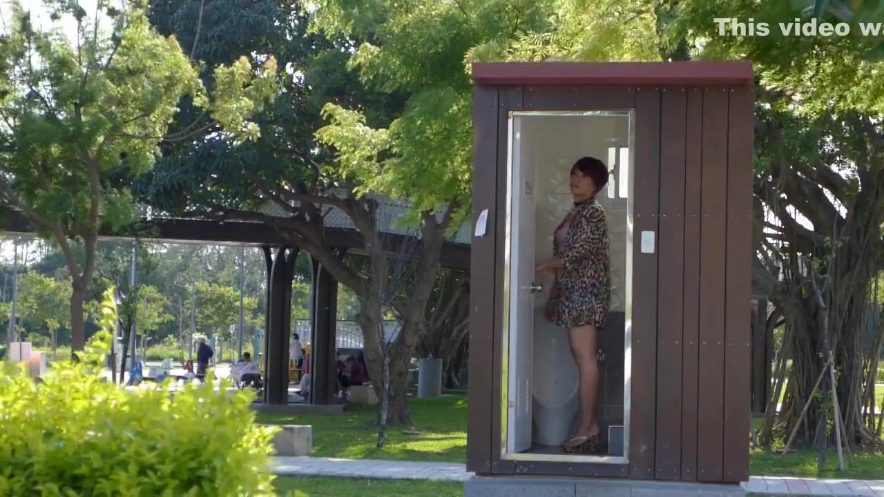 Gay Boyporn Public toilet in the park Jerking Off