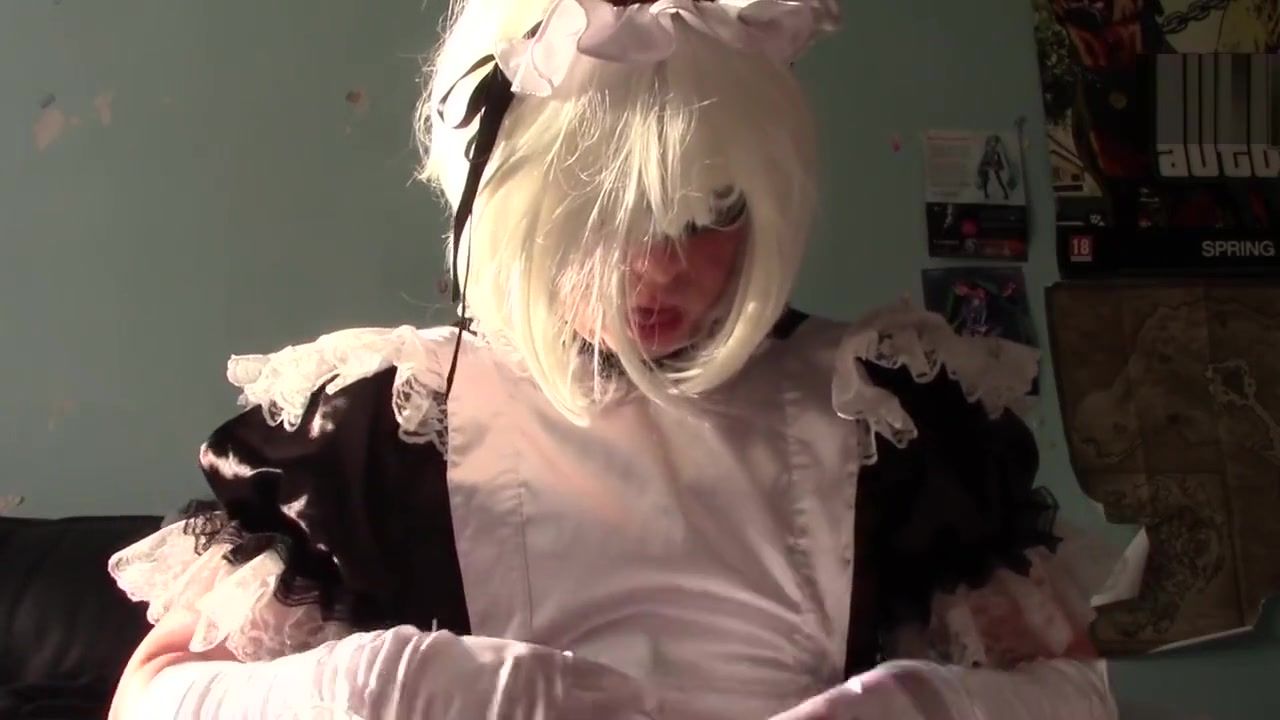 Novinha 2B Maid Tries To Clean Mistress Bedroom xPee - 1