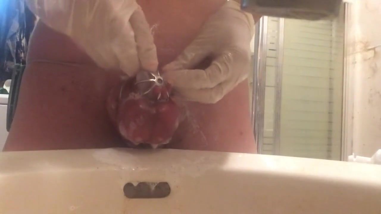 Dotado Sissy reshaves and relocks clit and has some fun with ice. Gaystraight