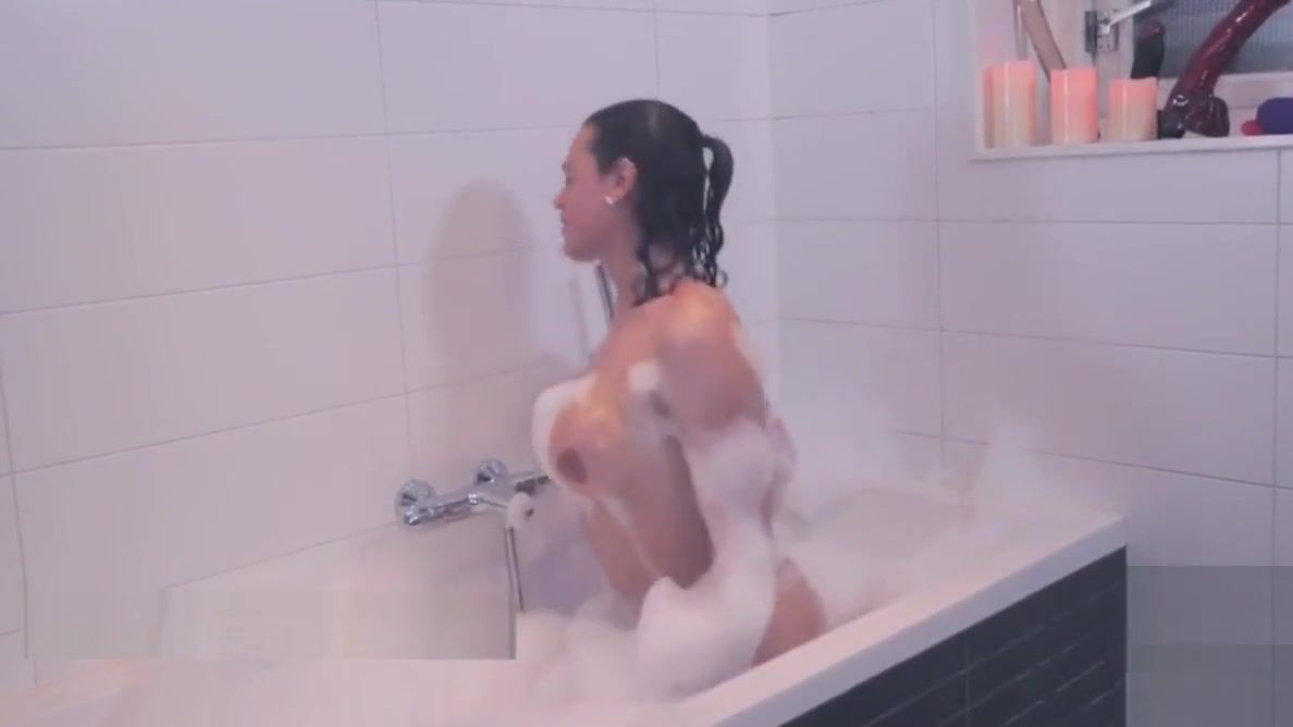 Desnuda Tgirl solo masturbating in the bath Toes