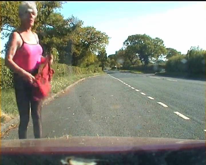 Adolescente Amateur crossdresser in lingerie on a road Mouth