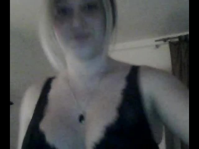 Casal Mature blonde is showing her tits and cock on cam Sex Pussy