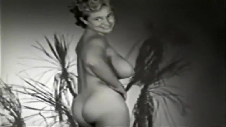 PornOO Virginia Bell - Naked in the Garden Buceta - 1