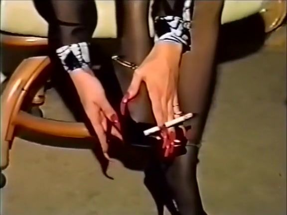 Prostituta Vintage smoking fetish slut with long red nails & lipstick takes a cumshot Van
