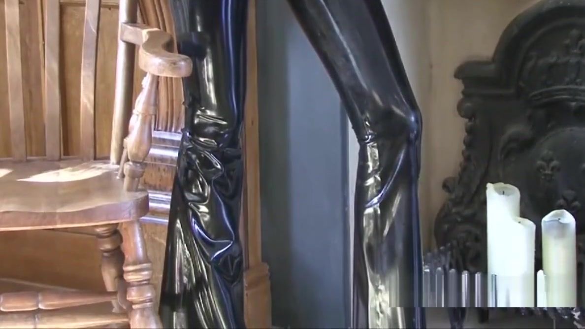ThisVid Shiny black latex outfit and fetishwear of sexy cougar Olivi Phun - 1