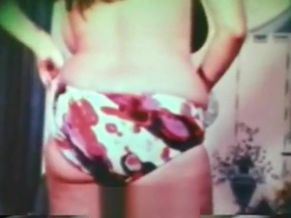 College Plump Girl is a Skillful and Sexy Stripper (1960s Vintage) Rebolando