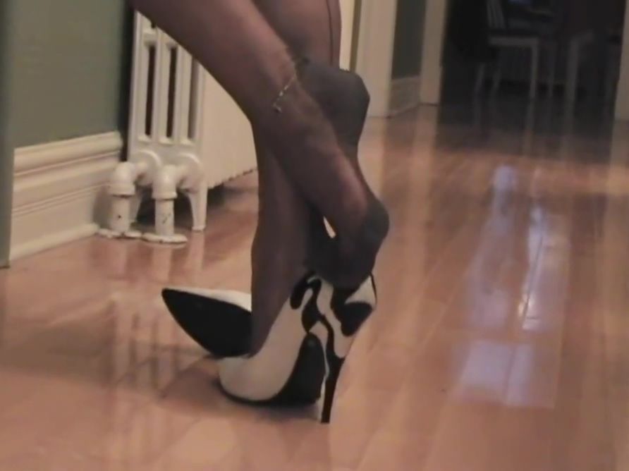 Kitty-Kats.net Grey Stockings in Black and White Shoes Show - 1