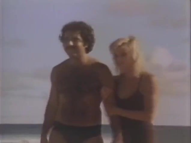Porno Amateur Ginger Lynn fucked by Ron Jeremy on a beach Movie - 1