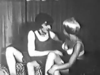 Pee Guy in women's clothes does sixty-nine with blonde in retro scene Cruising - 1