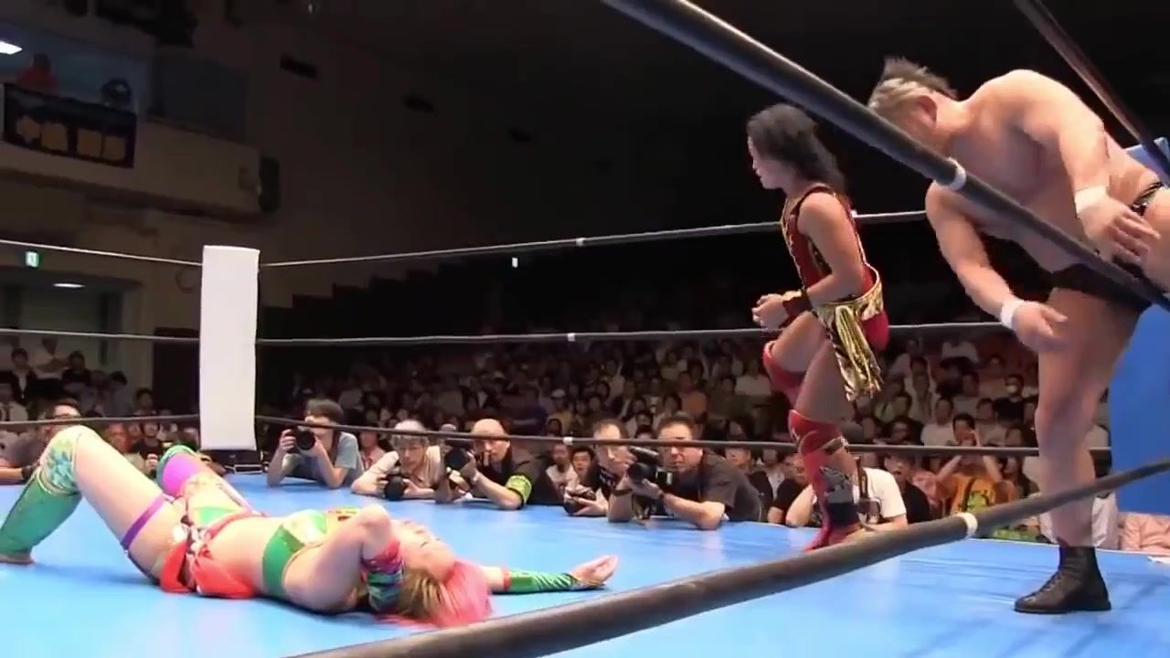 Muscles Asian female wrestler gets fucked hard on the stage Bunduda