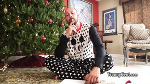 Pussy Licking Guy takes big tranny one-eyed snake for christmas xVideos