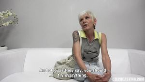 Argenta Blonde granny bares her wrinkled body to get her orgasm Les