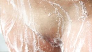 Mamada Watch teen Kiera Winters washing her sexy body in the shower Moan