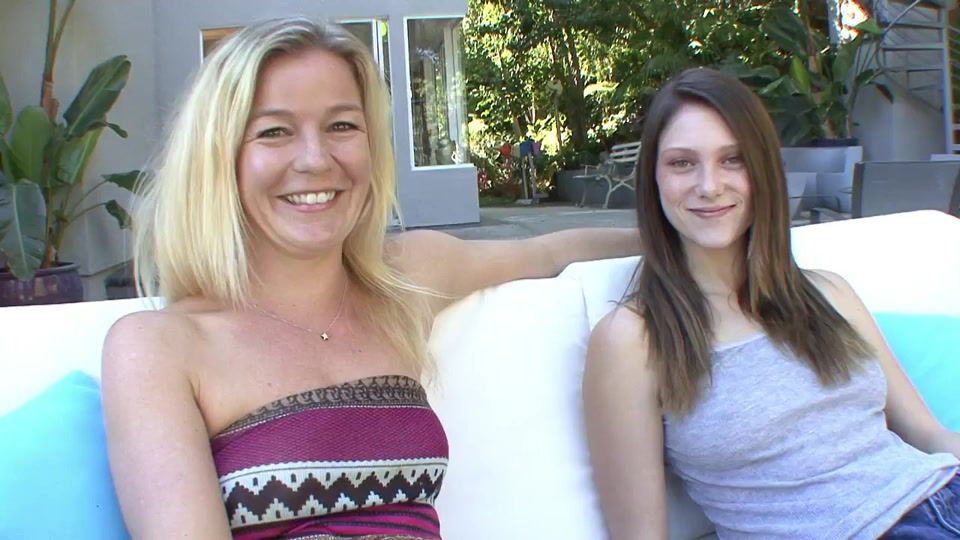 Chaturbate Blonde lesbian MILF fucks younger girl on the couch Friends