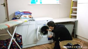 Gay Shaved Housewife Valentina Ricci gives Jordi a hand and a mouth with the laundry. Ghetto