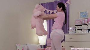 Webcamshow Brunette Amber in Cloth Diapers and food fetish sceene Cumshot