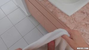 Teenies Smiley teen Nikki Peach gets fucked while taking shower HClips