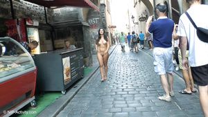 Gritona Hot naked MILF walking down the streets fully naked 7Chan