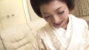Teen Fuck Japanese geisha dressed in traditional clothes gives blowjob Suckingdick
