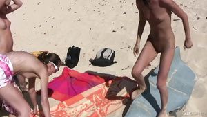 Pasivo Hot amateur teens on the public beach TubeAss