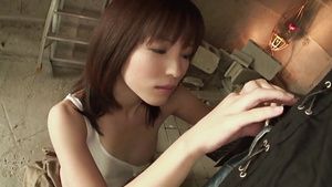 Video-One Pussy fingered petite Japanese chick gives a sensual blowjob Petera