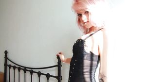 Ex Gf Tattooed babe in black corset shows off her sexy body in solo show Foda