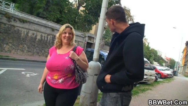 Boy Mom with Huge Melons and a Huge Arse, gets Pickpocketed! Facefuck