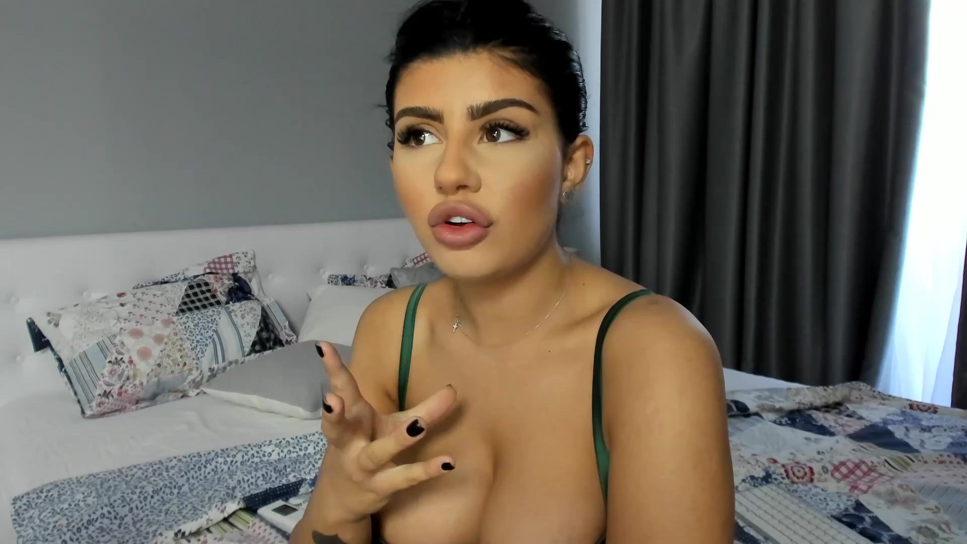 Super Busty latina webcam model Monique Comedor