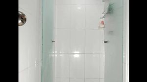 Colegiala Venezuelan MILF Having Shower and Spreads Her Arse Newbie