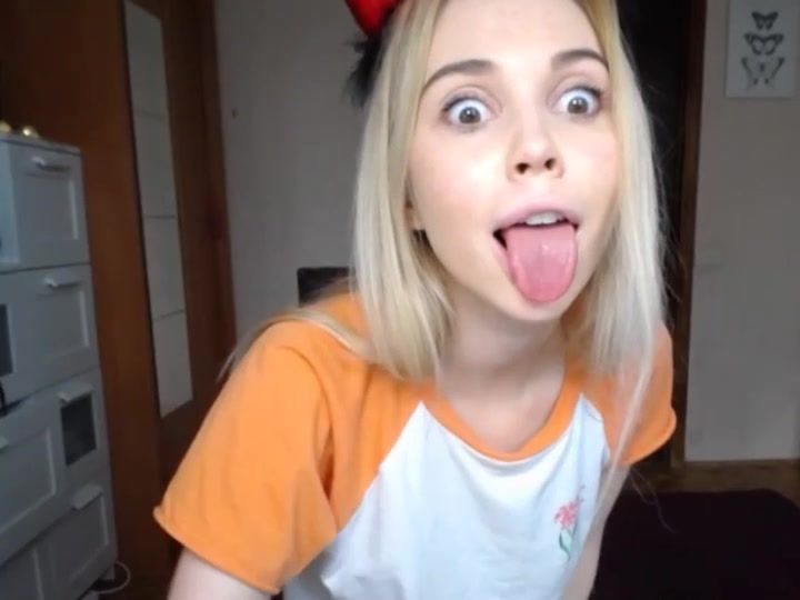 Mum MERy tight blonde teen masturbating solo on webcam FapSet