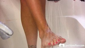 Oralsex Nasty stepmom licks her own feet while bathing Latina