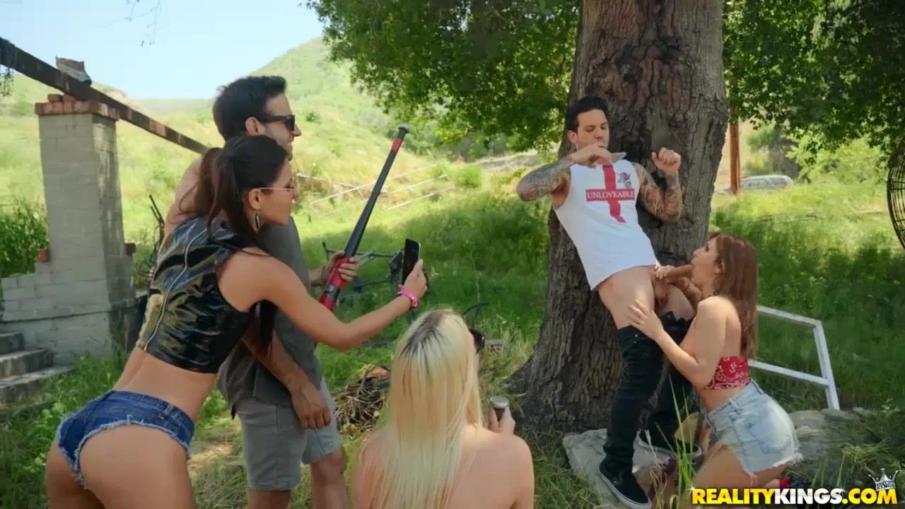 Brazzers Sex-hungry lovers put a tent and fuck hard by the bonfire Peitos