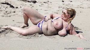 Hiddencam Tiffany Blake seduced stranger on the beach to...
