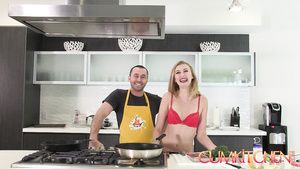 Dotado Kinky couple fucks while cooking dinner in the kitchen Cum Eating