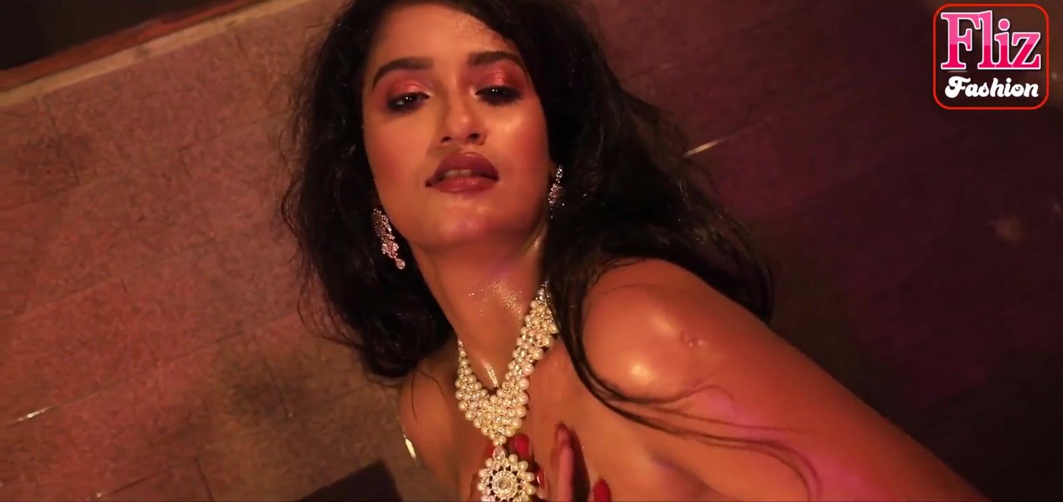Bucetinha Surabhi Saree Fashion - Indian Erotic Solo Dick Sucking
