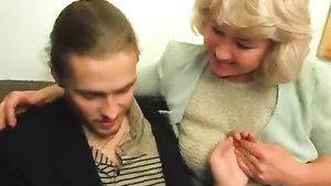 Piss Yummy blonde milf Margaret C covets to young guy and seduces him Bunda