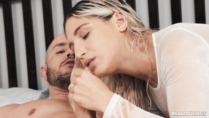 Suruba Fit hussy Abella Danger rides giant cock like a real pro GayLoads