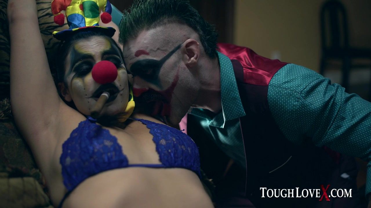 Latino Violet Starr Lets Joker Stuff Her Cunt Gaybukkake