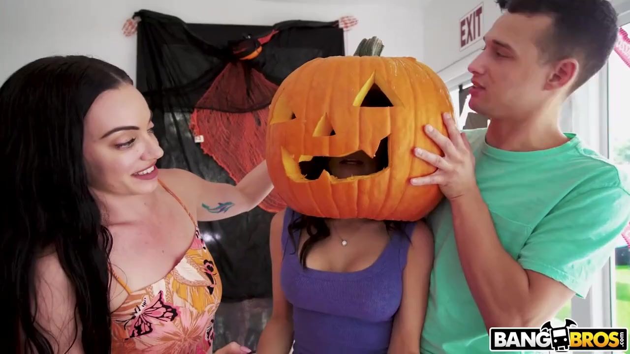 Nice Ass Tia Cyrus Halloween Hot Porn Video Blow Job