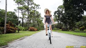 Rica Frisky teen Leah Lee sucks a cock and is fucked on her bicycle Gay-Torrents