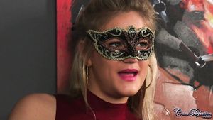 Bailando Hot Blondie Bobbie Jay Masquerade Party Facial Ngentot