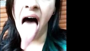 Female Orgasm LONG TONGUE BEAUTY SHOWS OFF LONGEST TONGUE AND WIDE THROAT Colombiana