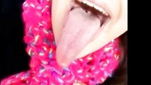 Joven LONG TONGUE BEAUTY SHOWS OFF LONGEST TONGUE AND WIDE THROAT Amature Allure