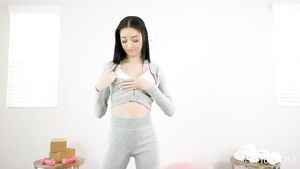 Pure18 Alluring Scarlett Bloom in an energizing porn video Masturbando