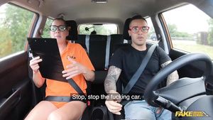 Ruiva Tattooed dude fucks his sexy driving instructor in the car Hot Girls Fucking