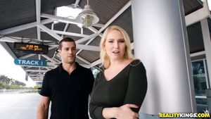 Perra Busty blonde Vanessa Cage titjobs and sucks big cock...