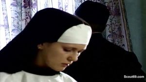 Khmer Auch Nonnen brauchen mal einen Schwanz im Kloster Puto