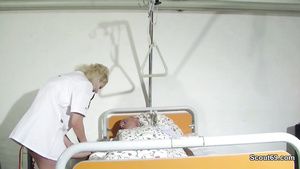 HClips Krankenschwester hilf alten Patienten mit einem Fick im KH Titfuck