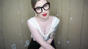 Porn Amateur Office JOI: hot young tattooed babe in eyeglasses on webcam Arxvideos