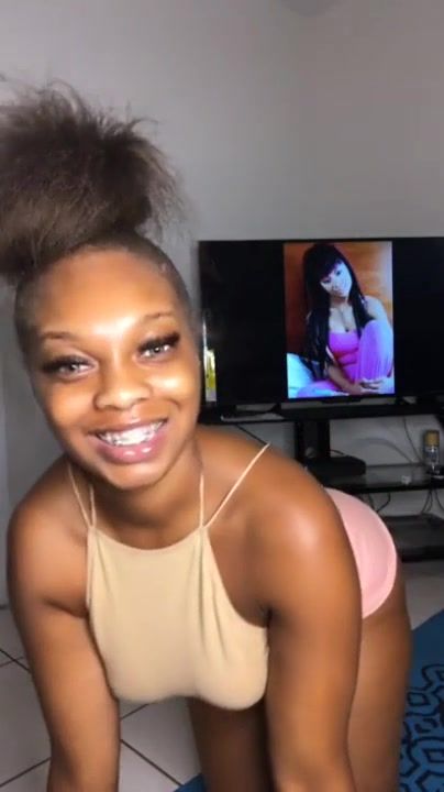 AssParade Curvy amateur ebony girl next door posing on webcam solo Funny-Games